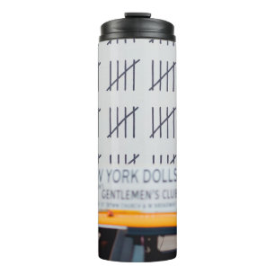 TERMO CABINA AMARILLA FRENTE A LA PARED PINTADA BLANCA