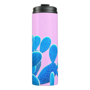 Termo Cactus de color azul sobre fondo rosado. Moda, m