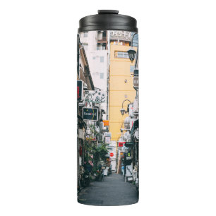 TERMO CALLE ENTRE EDIFICIOS DE CONCRETO GRIS