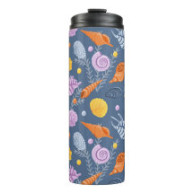 Camaradas y algas coloridas en azul