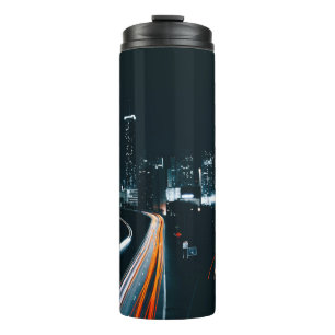 TERMO CARRETERA CERCA DE LOS EDIFICIOS