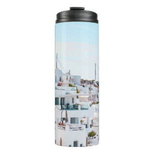 Termo Casas blancas de hormigón bajo el cielo azul duran