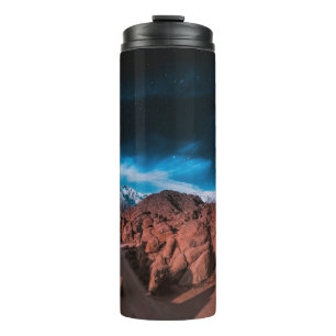 TERMO COCHE NEGRO CERCA DE FORMACIONES DE ROCK