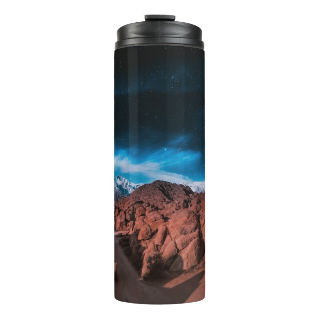 TERMO COCHE NEGRO CERCA DE FORMACIONES DE ROCK (Anverso)