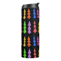 Coloridos árboles de Navidad en negro