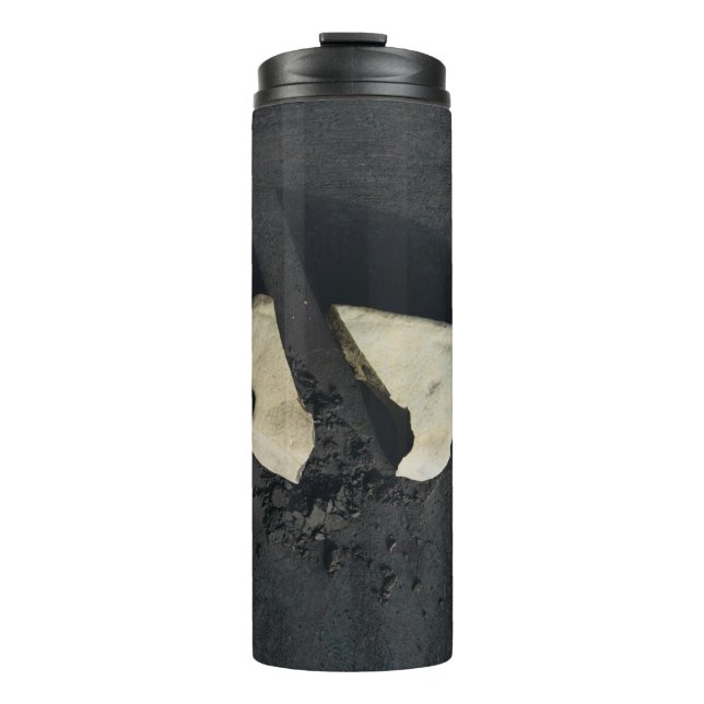 Termo Corazón blanco moldeado en superficie negra (Anverso)