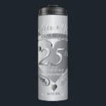Termo Corazón del 25° Aniversario del Boda<br><div class="desc">¡Tan cuidadosa como para conmemorar su 25º aniversario de Plata al estilo retro de los años 50 con su propio emblema del corazón 3D y nombres en una sombra de plomo! Por favor,  envíeme un mensaje con cualquier personalización que desee,  ¡estaré encantado de ayudar!</div>