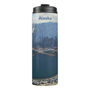 Termo Cordillera montañosa de Alaska y ciudad abajo