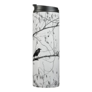 Termo Crow en un árbol de aves