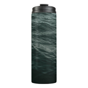 TERMO CUERPO AZUL DE AGUA DURANTE EL DÍA