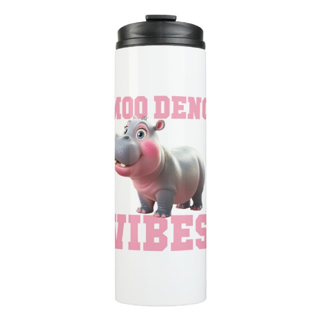 Termo Curte MOO DENG VIBES Only Baby Hippo Kindergarten  (Anverso)