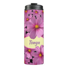 Termo Diseño de flores moradas de cosmos en un fondo neg