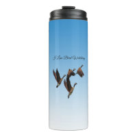 Diseño de gansos canadienses que vuelan juntos con