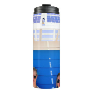 Termo Dos mujeres tomando fotografía selfie