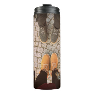 Termo Dos personas paradas frente a la otra foto