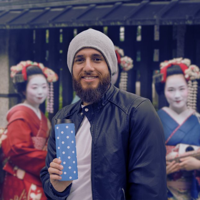 Termo Dotty Delight Blue (A man holds a Dotty Delight Blue Thermal Tumbler.)