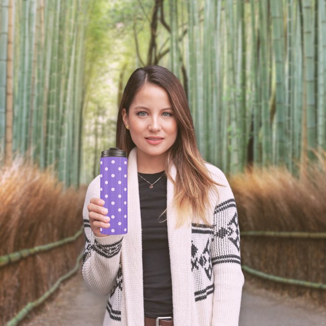 Termo Dotty Delight Purple (A woman holds a Dotty Delight Purple Thermal Tumbler.)