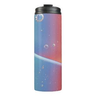 TERMO DROPLEOS DE AGUA EN LA CULPA DE PLÁSTICO AZUL