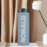 Termo Dusty Blue Modern Typography Nombre personalizado<br><div class="desc">Mantén frías las bebidas calientes y frías en este tumbler termal moderno e aislado de color azul polvoriento junto con el nombre impreso en tipografía moderna y blanca. Edite su vaso térmico y reemplace el nombre por el nombre deseado. Perfecto para un regalo de cumpleaños,  regalo de boda,  etc.</div>