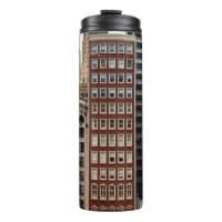 EDIFICIO DE ALTO AUMENTO DE CONCRETO ROJO