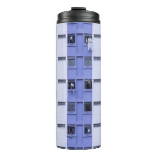 Termo Edificio de altura azul y blanco