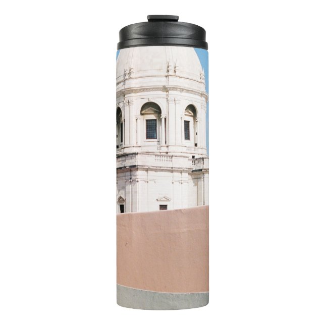 TERMO EDIFICIO DE CONCRETO BLANCO BAJO CIELO AZUL (Anverso)