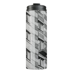 TERMO EDIFICIO DE CONCRETO BLANCO Y NEGRO