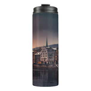 TERMO EDIFICIO DE CONCRETO GRIS Y BLANCO CERCA DEL CUERP