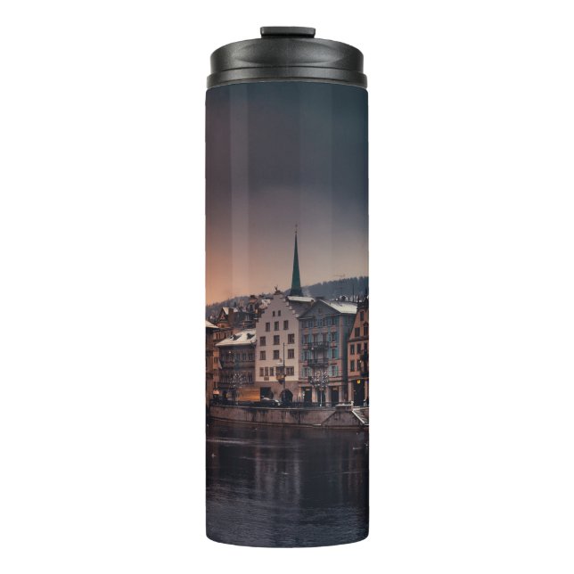 TERMO EDIFICIO DE CONCRETO GRIS Y BLANCO CERCA DEL CUERP (Anverso)