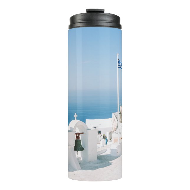 Termo Edificio de hormigón blanco cerca del cuerpo del a (Anverso)