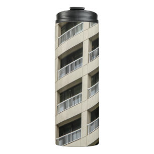 Termo Edificio de hormigón blanco durante el día