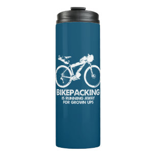 Termo El Bikepacking Está Huyendo De Las Ups Crecidas