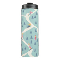 En la estación de esquí hay snowboard y esquiadore