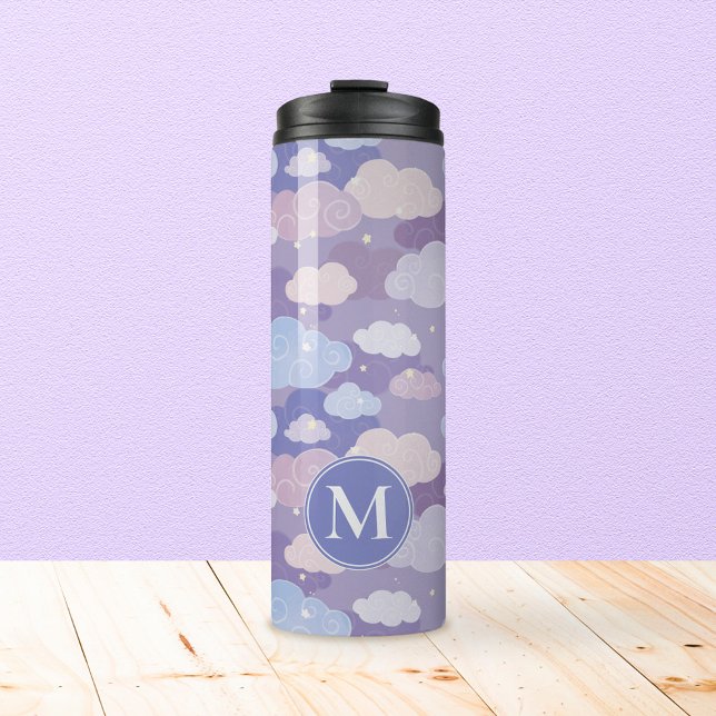 Termo Espectacular patrón de nubes pasteles y estrellas (Whimsical Purple Sky & Clouds Tumbler with Personalized Monogram)