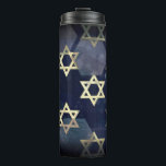 Termo Estrella múltiple Happy Hanukkah de SlipperyJoe de<br><div class="desc">SlipperyJoe's Happy Hanukkah multiples Star of David símbolos artístico Celebración Hebreo judío Chanukah regalos decorativos Judaísmo religión símbolo significativo contextos culturales relevantes varias formas hexagonales tonos morados oscuro fondo abstracto de color oscuro apariencia texturizada</div>