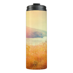 Termo Fantástico río nigroso con hierba fresca en el sol