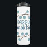 Termo Feliz Hanukkah con las ramas de Berry<br><div class="desc">Celebra el Festival de las Luces con estilo con este diseño "¡Feliz Hanukkah!" ilustrado con ramas de berry, capturando la esencia de la temporada de fiestas. Las delicadas ramas de las bayas simbolizan el crecimiento, la abundancia y el espíritu festivo de Hanukkah. Este diseño de "¡Feliz Hanukkah!" es un regalo...</div>