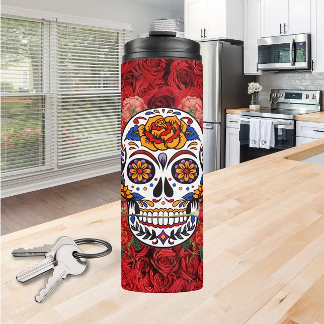 Termo Festividades de las rosas rojas rosadas del cráneo (Sugar Skull Pink Red Roses Holidays Thermal Tumbler)