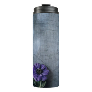 Termo Flor púrpura en superficie gris