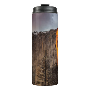 TERMO FORMACIÓN ROCK CON LAVA DURANTE EL DÍA