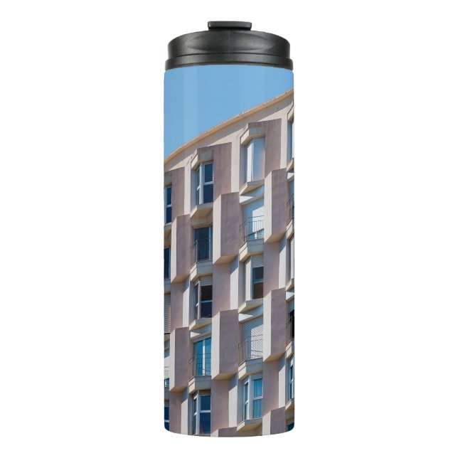 TERMO FOTO DE BAJO ÁNGULO DEL EDIFICIO DE CONCRETO GRIS (Anverso)