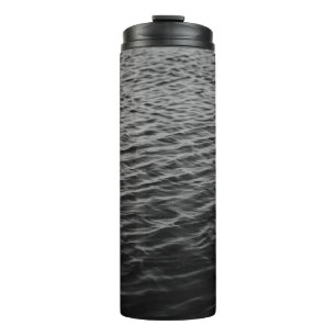 Termo Foto de escala de grises del mar