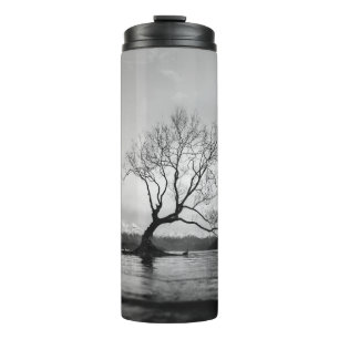 TERMO FOTO DE GRAYSCALE DE ÁRBOL DESCUBIERTO EN CUERPO T