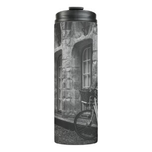 TERMO FOTO DE GRAYSCALE DE LA BICICLETA ESTACIONADA JUNT
