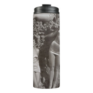 TERMO FOTO DE GRAYSCALE DE TRES MUJERES PARADAS Y SITTIN