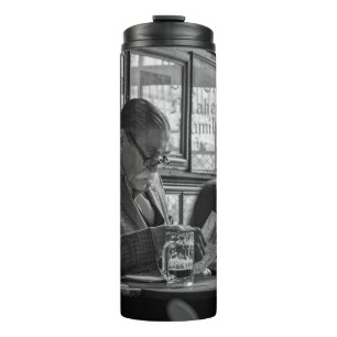 TERMO FOTO DE GREYSCALE DE HOMBRE SENTADO MIENTRAS LEÍA 