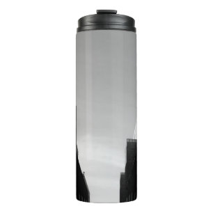 TERMO FOTO DE GREYSCALE DE PATHWAY ENTRE EDIFICIOS