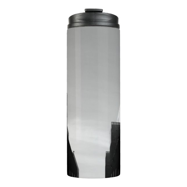 TERMO FOTO DE GREYSCALE DE PATHWAY ENTRE EDIFICIOS (Anverso)