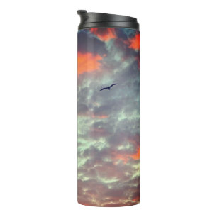 Termo Foto de pájaro volando nubes rosadas cielo