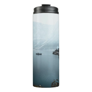 TERMO FOTO DEL CUERPO DEL AGUA CERCA DE LA MONTAÑA